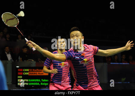 Singapore. Xvii Apr, 2016. Fu Haifeng/Zhang Nan (anteriore) della Cina competere contro Takeshi Kamura/Keigo Sonoda del Giappone durante gli uomini doppio partita finale al OUE Singapore aperto in Singapore Indoor Stadium, 17 aprile 2016. Fu Haifeng/Zhang Nan ha vinto 2-0. © poi Chih Wey/Xinhua/Alamy Live News Foto Stock