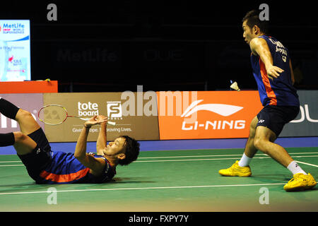 Singapore. Xvii Apr, 2016. Takeshi Kamura/Keigo Sonoda (R) del Giappone competere contro Fu Haifeng/Zhang Nan della Cina durante gli uomini doppio partita finale al OUE Singapore aperto in Singapore Indoor Stadium, 17 aprile 2016. Fu Haifeng/Zhang Nan ha vinto 2-0. © poi Chih Wey/Xinhua/Alamy Live News Foto Stock