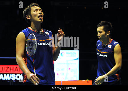 Singapore. Xvii Apr, 2016. Takeshi Kamura/Keigo Sonoda (R) del Giappone reagiscono durante il uomini doppio match finale contro Fu Haifeng/Zhang Nan della Cina al OUE Singapore aperto in Singapore Indoor Stadium, 17 aprile 2016. Fu Haifeng/Zhang Nan ha vinto 2-0. © poi Chih Wey/Xinhua/Alamy Live News Foto Stock