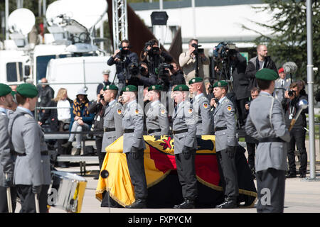 Bonn, Germania. Xvii Apr, 2016. La bara di fine il ministro degli esteri tedesco Hans-Dietrich GENSCHER sorge nella parte anteriore del primo Bundestag tedesco europeo a seguito di un atto di stato a Bonn, Germania, 17 aprile 2016. Foto: MAJA HITIJ/dpa/Alamy Live News Foto Stock