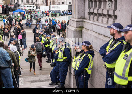 Trafalgar Square, Londra, Regno Unito. Xvi Apr, 2016. La linea di poliziotti a Londra la protesta di austerità Aprile 2016 Credit: Daniele Roversi/Alamy Live News Foto Stock