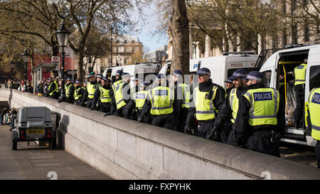 Trafalgar Square, Londra, Regno Unito. Xvi Apr, 2016. La linea di poliziotti a Londra la protesta di austerità Aprile 2016 Credit: Daniele Roversi/Alamy Live News Foto Stock