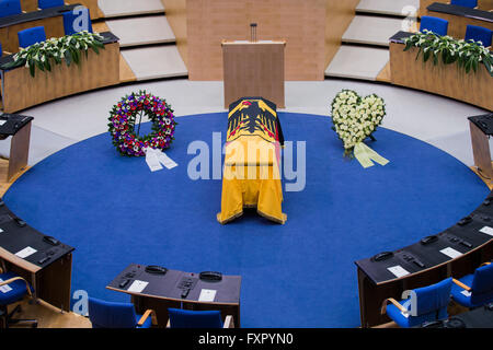 Bonn, Germania. Xvii Apr, 2016. La bara raffigurato prima dell'atto di stato trattenuto per fine il ministro degli esteri tedesco Hans-Dietrich GENSCHER nella ex sala plenaria del Parlamento tedesco a Bonn, Germania, 17 aprile 2016. Foto: ROLF VENNENBERND/dpa/Alamy Live News Foto Stock