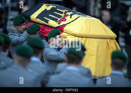 Bonn, Germania. Xvii Apr, 2016. La bara di fine il ministro degli esteri tedesco Hans-Dietrich GENSCHER è spostato in una funebre dal primo Bundestag tedesco europeo a seguito di un atto di stato a Bonn, Germania, 17 aprile 2016. Foto: FEDERICO GAMBARINI/dpa/Alamy Live News Foto Stock