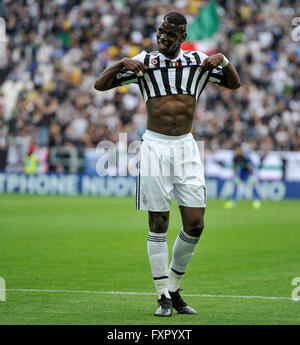 Torino, Italia. 17 Aprile 2016: Paul Pogba gesti durante la serie di una partita di calcio tra Juventus e US Città di Palermo. Credito: Nicolò Campo/Alamy Live News Foto Stock