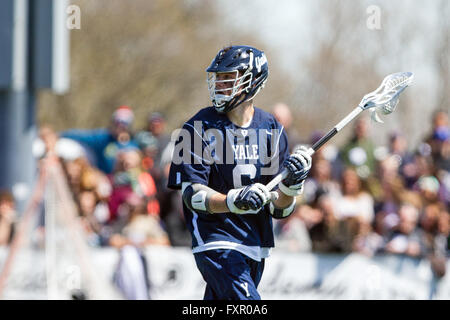 Aprile 16, 2016; Providence, RI, USA; Yale Bulldogs centrocampista Brendan Mackie (6) in azione durante la prima metà di un NCAA Lacrosse gioco tra Yale Bulldogs e orso bruno in campo Stevenson-Pincince. Brown ha sconfitto la Yale 14-12. M. Anthony Nesmith/Cal Sport Media Foto Stock