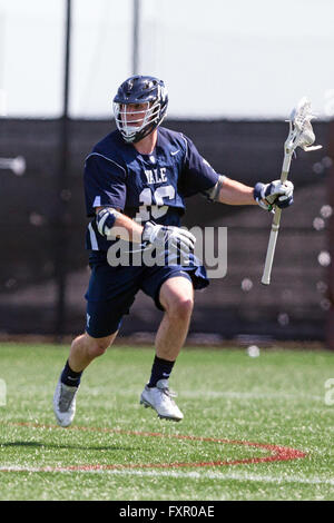 Aprile 16, 2016; Providence, RI, USA; Yale Bulldogs centrocampista Mark Glicini (16) in azione durante la prima metà di un NCAA Lacrosse gioco tra Yale Bulldogs e orso bruno in campo Stevenson-Pincince. Brown ha sconfitto la Yale 14-12. M. Anthony Nesmith/Cal Sport Media Foto Stock