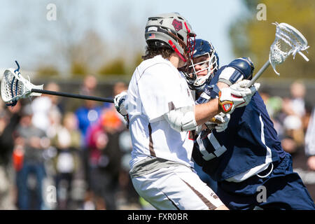 Aprile 16, 2016; Providence, RI, USA; Orso Bruno utente malintenzionato Dylan Molloy (4) ha difeso da Yale Bulldogs defender Christopher Keating (11) fa un passaggio durante la seconda metà di un NCAA Lacrosse gioco tra Yale Bulldogs e orso bruno in campo Stevenson-Pincince. Brown ha sconfitto la Yale 14-12. M. Anthony Nesmith/Cal Sport Media Foto Stock