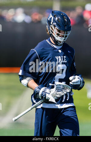 Aprile 16, 2016; Providence, RI, USA; Yale Bulldogs utente malintenzionato Ben Reeves (2)durante il NCAA Lacrosse gioco tra Yale Bulldogs e orso bruno in campo Stevenson-Pincince. Brown ha sconfitto la Yale 14-12. M. Anthony Nesmith/Cal Sport Media Foto Stock