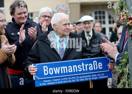 Noi veterano Lehman Riggs sorregge un segno per una strada chiamata dopo la sua morte il compagno Bowman nella parte anteriore della capa House di Leipzig, Germania, 17 aprile 2016. L'edificio, ora noto anche come casa di Capa, divenne famoso a livello internazionale attraverso l'immagine 'ultimo uomo a morire" da noi fotografo di guerra Robert Capa. Egli ha documentato come soldato americano Raymond J. Bowman è stato ucciso sul balcone al secondo piano il 18 aprile 1945 come forze USA liberato Leipzig. La costruzione è stata revisionata dopo anni di decadimento, con una mostra ora mostrare la storia dell'edificio. Foto: JAN WOITAS/dpa Foto Stock