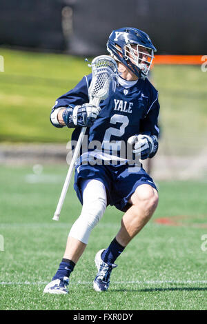 Aprile 16, 2016; Providence, RI, USA; Yale Bulldogs utente malintenzionato Ben Reeves (2) in azione durante la seconda metà di un NCAA Lacrosse gioco tra Yale Bulldogs e orso bruno in campo Stevenson-Pincince. Brown ha sconfitto la Yale 14-12. M. Anthony Nesmith/Cal Sport Media Foto Stock