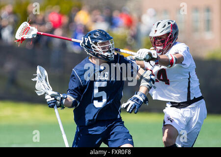 Aprile 16, 2016; Providence, RI, USA; Yale Bulldogs centrocampista Eric Scott (5) e l'orso bruno defender JJ Ntshaykolo (24) in azione durante la seconda metà di un NCAA Lacrosse gioco tra Yale Bulldogs e orso bruno in campo Stevenson-Pincince. Brown ha sconfitto la Yale 14-12. M. Anthony Nesmith/Cal Sport Media Foto Stock