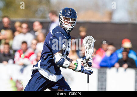 Aprile 16, 2016; Providence, RI, USA; Yale Bulldogs centrocampista Brendan Mackie (6) in azione durante la seconda metà di un NCAA Lacrosse gioco tra Yale Bulldogs e orso bruno in campo Stevenson-Pincince. Brown ha sconfitto la Yale 14-12. M. Anthony Nesmith/Cal Sport Media Foto Stock