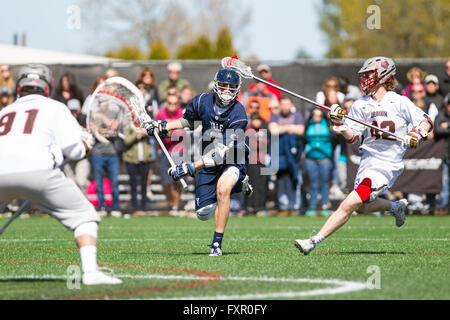 Aprile 16, 2016; Providence, RI, USA; Yale Bulldogs utente malintenzionato Ben Reeves (2), l'orso bruno lungo bastone centrocampista Larken Kemp (42) e l'orso bruno goalie Jack Kelly (91) in azione durante il NCAA Lacrosse gioco tra Yale Bulldogs e orso bruno in campo Stevenson-Pincince. Brown ha sconfitto la Yale 14-12. M. Anthony Nesmith/Cal Sport Media Foto Stock