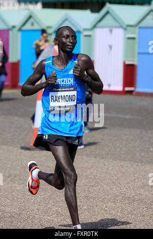 Brighton & Hove, Sussex, Regno Unito, 17 aprile 2016. Il 2016 Brighton maratona è stata la settima in funzione della Maratona di detenuti in larga misura in percorso costiero intorno a Brighton & Hove. Raymond Chemungor del Kenya ha terminato secondo alle spalle del connazionale Duncan Maiyo. Credito: Clive Jones/Alamy Live News Foto Stock