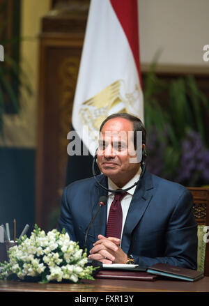 In Egitto il Presidente Abdel Fattah al-Sisi incontra economia tedesca minster Gabriel (non raffigurate) e tedesco delegati aziendali nel palazzo presidenziale di Cairo, Egitto, 17 aprile 2016. Insieme a una delegazione di business, Gabriel si è recato in visita in Egitto e in Marocco fino al 19 aprile 2016. Foto: BERND VON JUTRCZENKA/dpa Foto Stock