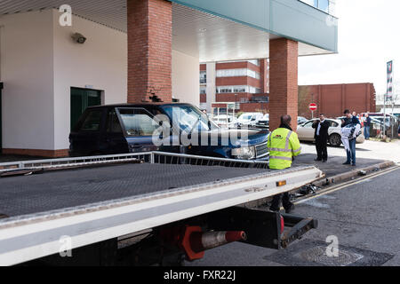 Leicester, Regno Unito. Il 17 aprile, 2016. Un autista ha perso il controllo della sua Range Rover un 4x4 questa mattina lungo Welford road e si scontra con il rugby football Stadium per Leicester Tigers . Non vi è stato alcun rapporto di qualsiasi lesione,vi è stata tuttavia notevoli danni a uno dei pilastri in mattoni di supporto del cavalletto principale. Credito: Ian Francesco/Alamy Live News Foto Stock