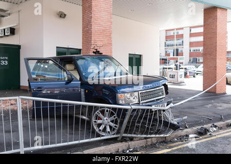 Leicester, Regno Unito. Il 17 aprile, 2016. Un autista ha perso il controllo della sua Range Rover un 4x4 questa mattina lungo Welford road e si scontra con il rugby football Stadium per Leicester Tigers . Non vi è stato alcun rapporto di qualsiasi lesione,vi è stata tuttavia notevoli danni a uno dei pilastri in mattoni di supporto del cavalletto principale. Credito: Ian Francesco/Alamy Live News Foto Stock