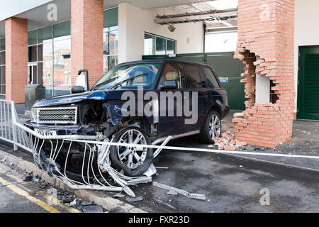 Leicester, Regno Unito. Il 17 aprile, 2016. Un autista ha perso il controllo della sua Range Rover un 4x4 questa mattina lungo Welford road e si scontra con il rugby football Stadium per Leicester Tigers . Non vi è stato alcun rapporto di qualsiasi lesione,vi è stata tuttavia notevoli danni a uno dei pilastri in mattoni di supporto del cavalletto principale. Credito: Ian Francesco/Alamy Live News Foto Stock