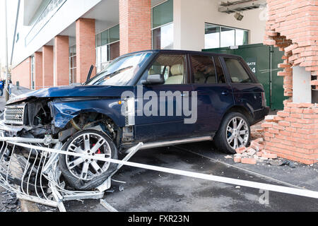 Leicester, Regno Unito. Il 17 aprile, 2016. Un autista ha perso il controllo della sua Range Rover un 4x4 questa mattina lungo Welford road e si scontra con il rugby football Stadium per Leicester Tigers . Non vi è stato alcun rapporto di qualsiasi lesione,vi è stata tuttavia notevoli danni a uno dei pilastri in mattoni di supporto del cavalletto principale. Credito: Ian Francesco/Alamy Live News Foto Stock