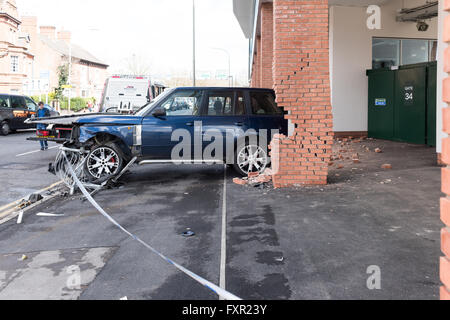 Leicester, Regno Unito. Il 17 aprile, 2016. Un autista ha perso il controllo della sua Range Rover un 4x4 questa mattina lungo Welford road e si scontra con il rugby football Stadium per Leicester Tigers . Non vi è stato alcun rapporto di qualsiasi lesione,vi è stata tuttavia notevoli danni a uno dei pilastri in mattoni di supporto del cavalletto principale. Credito: Ian Francesco/Alamy Live News Foto Stock