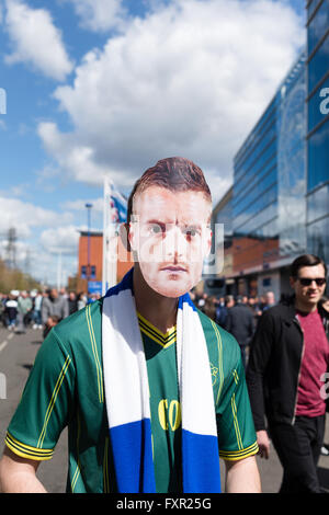 Il re lo stadio di potenza, Leicester, Regno Unito. Il 17 aprile 2016. Il Leicester City Football Fans in alta spiriti davanti a oggi il premier league contro il West Ham United. La partita si è conclusa in un 2-2 disegnare e vede Leicester guadagnare un punto per la gara per il titolo di premiership. Credito: Ian Francesco/Alamy Live News Foto Stock