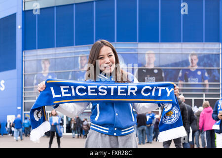Il re lo stadio di potenza, Leicester, Regno Unito. Il 17 aprile 2016. Il Leicester City Football Fans in alta spiriti davanti a oggi il premier league contro il West Ham United. La partita si è conclusa in un 2-2 disegnare e vede Leicester guadagnare un punto per la gara per il titolo di premiership. Credito: Ian Francesco/Alamy Live News Foto Stock