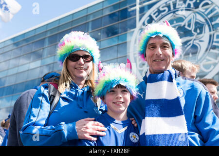 Il re lo stadio di potenza, Leicester, Regno Unito. Il 17 aprile 2016. Il Leicester City Football Fans in alta spiriti davanti a oggi il premier league contro il West Ham United. La partita si è conclusa in un 2-2 disegnare e vede Leicester guadagnare un punto per la gara per il titolo di premiership. Credito: Ian Francesco/Alamy Live News Foto Stock