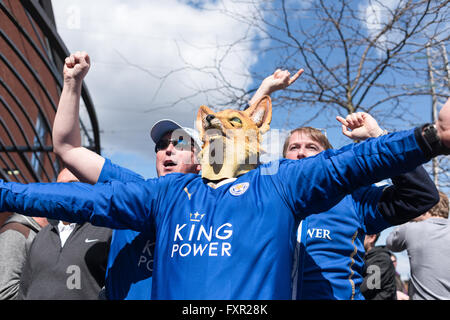 Il re lo stadio di potenza, Leicester, Regno Unito. Il 17 aprile 2016. Il Leicester City Football Fans in alta spiriti davanti a oggi il premier league contro il West Ham United. La partita si è conclusa in un 2-2 disegnare e vede Leicester guadagnare un punto per la gara per il titolo di premiership. Credito: Ian Francesco/Alamy Live News Foto Stock