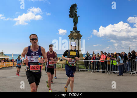 Brighton & Hove, Sussex, Regno Unito, 17 aprile 2016. Il 2016 Brighton maratona è stata la settima in funzione della Maratona di detenuti in larga misura in percorso costiero intorno a Brighton & Hove. Oltre 10.000 corridori erano attese per prendere parte; più di £35m è stata sollevata per la carità nei precedenti sei anni dell'evento. Da sinistra a destra: 2013 Woolard Nic, 47 (3:30:17); 1184 Liam Hoare, 32 (3:26:27); e 1038 Alan Bacon, 38 (3:29:25). Credito: Clive Jones/Alamy Live News Foto Stock