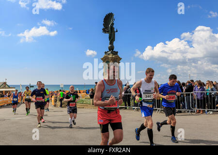 Brighton & Hove, Sussex, Regno Unito, 17 aprile 2016. Il 2016 Brighton maratona è stata la settima in funzione della Maratona di detenuti in larga misura in percorso costiero intorno a Brighton & Hove. Oltre 10.000 corridori erano attese per prendere parte; più di £35m è stata sollevata per la carità nei precedenti sei anni dell'evento. Anteriore, da sinistra a destra: 1294 Pete Marvin, 42 (3:25:54); 340 Rhodri Manley, 42 (3:30:08); e 2145 Daniel Parker, 41 (3:30:09). Credito: Clive Jones/Alamy Live News Foto Stock