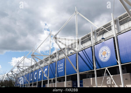Il re lo stadio di potenza, Leicester, Regno Unito. Il 17 aprile 2016. Il Leicester City Football Fans in alta spiriti davanti a oggi il premier league contro il West Ham United. La partita si è conclusa in un 2-2 disegnare e vede Leicester guadagnare un punto per la gara per il titolo di premiership. Credito: Ian Francesco/Alamy Live News Foto Stock