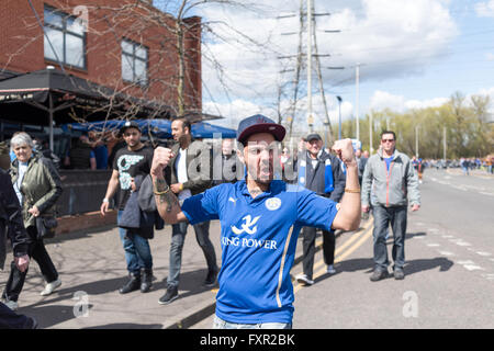 Il re lo stadio di potenza, Leicester, Regno Unito. Il 17 aprile 2016. Il Leicester City Football Fans in alta spiriti davanti a oggi il premier league contro il West Ham United. La partita si è conclusa in un 2-2 disegnare e vede Leicester guadagnare un punto per la gara per il titolo di premiership. Credito: Ian Francesco/Alamy Live News Foto Stock