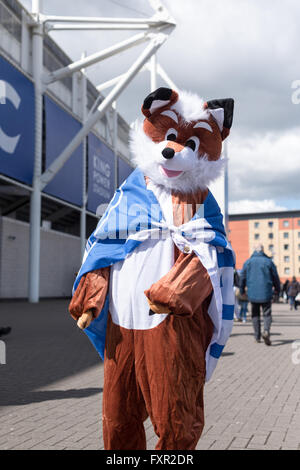 Il re lo stadio di potenza, Leicester, Regno Unito. Il 17 aprile 2016. Il Leicester City Football Fans in alta spiriti davanti a oggi il premier league contro il West Ham United. La partita si è conclusa in un 2-2 disegnare e vede Leicester guadagnare un punto per la gara per il titolo di premiership. Credito: Ian Francesco/Alamy Live News Foto Stock