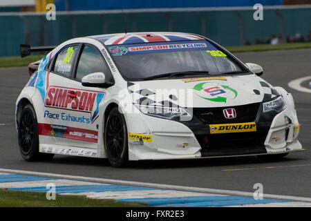 Castle Donington, Derby, Regno Unito. Il 17 aprile, 2016. BTCC racing driver Matt Simpson e Speedworks Motorsport rigidi durante la Dunlop MSA British Touring Car Championship sul circuito di Donington Park circuito (foto di gergo Toth / Alamy Live News) Foto Stock