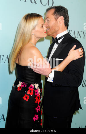 La città di New York. Xv Apr, 2016. Frederic Cumenal (L) e Reese Witherspoon frequentare Tiffany & Co. Celebra il 2016 Libro blu presso la Cunard Building il 15 aprile 2016 a New York City. © dpa/Alamy Live News Foto Stock