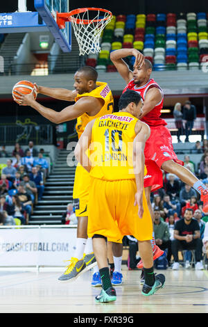 Londra, Regno Unito. Xvii Apr, 2016. I Lions' Demond Watt (21) salva la palla al di sotto del cesto durante il London Lions vs Leicester piloti BBL Campionato di gioco presso la casella di rame Arena del Parco Olimpico. I Lions Win 72 - 63. Questa è stata l'ultima partita della stagione regolare. Credito: Imageplotter News e sport/Alamy Live News Foto Stock