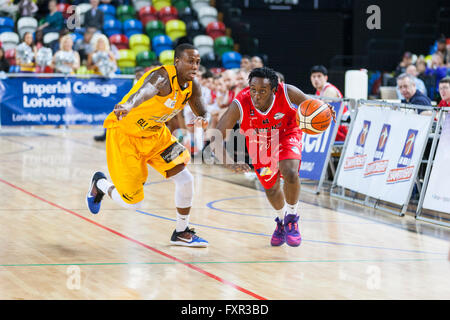 Londra, Regno Unito. Xvii Apr, 2016. Leicester's Sesan Russel (8) spinge in avanti con i Lions di Londra " Alex Owumi (12) in esercizio durante il London Lions vs Leicester piloti BBL Campionato di gioco presso la casella di rame Arena del Parco Olimpico. I Lions Win 72 - 63. Questa è stata l'ultima partita della stagione regolare. Credito: Imageplotter News e sport/Alamy Live News Foto Stock