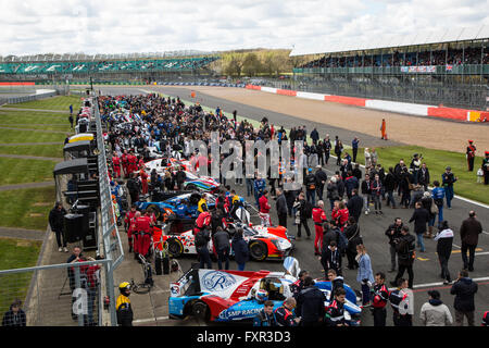 Silverstone, UK. Xvii Apr, 2016. La griglia di inizio della 6 Ore di Silverstone dove il pubblico può avere vicino fino alle vetture. Credito: Steven roe/Alamy Live News Foto Stock