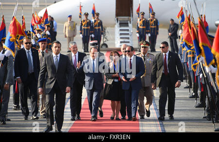 17 Aprile 2016 - Cairo, Egitto - Il Presidente francese Francois Hollande arriva in Egitto per una 2 giorni di visita di stato, per colloqui bilaterali e accordi commerciali con le società francesi. (Presidenza egiziana Handout foto). Foto Stock