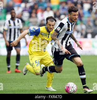 Udine, Italia. Xvii Apr, 2016. Chievo Verona il centrocampista Perparim Hetemaj vies con Udinese di avanti Cyril Thereau (R) durante il campionato italiano di una partita di calcio tra Udinese Calcio v AC Chievo Verona © Andrea Spinelli/Pacific Press/Alamy Live News Foto Stock