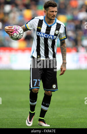 Udine, Italia. Xvii Apr, 2016. Udinese di avanti Cyril Thereau reagisce durante il campionato italiano di una partita di calcio tra Udinese Calcio v AC Chievo Verona © Andrea Spinelli/Pacific Press/Alamy Live News Foto Stock