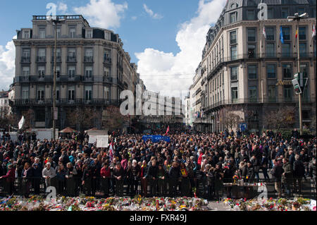 Bruxelles, Belgio. Xvii Apr, 2016. Il marzo contro il terrore passa il memoriale per le vittime degli attacchi di Bruxelles presso l'edificio della Borsa di Bruxelles. Più di 5000 cittadini hanno marciato insieme attraverso le strade di Bruxelles contro i recenti attacchi terroristici. I rappresentanti di tutte le grandi religioni e diversi politici erano presenti. © Frederik Sadones/Pacific Press/Alamy Live News Foto Stock