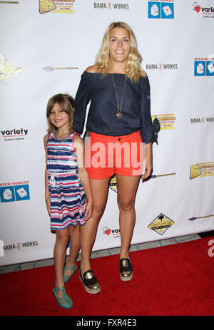 Los Angeles, CA, Stati Uniti d'America. Xvii Apr, 2016. 17 Marzo 2016 - Los Angeles, California - Busy Philipps con la figlia Birdie Leigh Silverstein. Latte allibratore 7 Storia annuale volta celebrazione tenutasi presso la California Market Center. Photo credit: AdMedia Credito: AdMedia/ZUMA filo/Alamy Live News Foto Stock