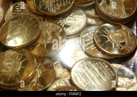 New York, Stati Uniti d'America. Xi Apr, 2016. Le monete con la foto della statua della Libertà si vede in un negozio di souvenir al Liberty Island, New York. © Anna Sergeeva/ZUMA filo/Alamy Live News Foto Stock