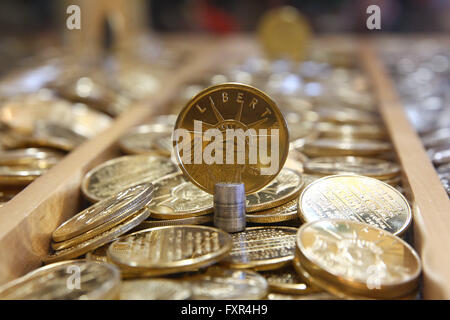 New York, Stati Uniti d'America. Xi Apr, 2016. Le monete con la foto della statua della Libertà si vede in un negozio di souvenir al Liberty Island, New York. © Anna Sergeeva/ZUMA filo/Alamy Live News Foto Stock