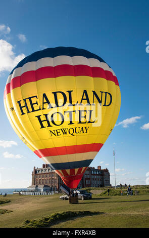 Headland Hotel, Newquay, Cornwall, 17 aprile 2016. Una colorata mongolfiera si prepara a prendere il cielo al di sopra del Headland Hotel a Newquay, Cornwall. Fotografo; Gordon Scammell/Alamy Live News Foto Stock