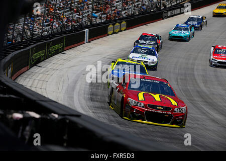 Bristol, TN, Stati Uniti d'America. Xvii Apr, 2016. Bristol, TN - Apr 17, 2016: Jamie McMurray (1) battaglie per la posizione durante il cibo città 500 al Bristol Motor Speedway in Bristol, TN. Credito: csm/Alamy Live News Foto Stock