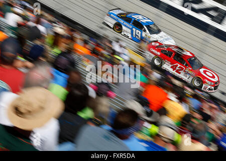 Bristol, TN, Stati Uniti d'America. Xvii Apr, 2016. Bristol, TN - Apr 17, 2016: Kyle Larson (42) battaglie per la posizione durante il cibo città 500 al Bristol Motor Speedway in Bristol, TN. Credito: csm/Alamy Live News Foto Stock