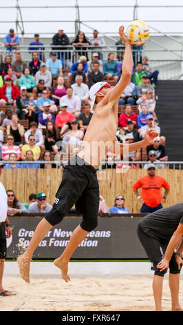 New Orleans, Louisiana, Stati Uniti d'America. Il 17 aprile, 2016. Aprile 17, 2016 - Jake Gibb durante l'AVP New Orleans aperto a lago Pontchartrain in Kenner, LA. Stephen Lew/CSM Credito: Cal Sport Media/Alamy Live News Foto Stock